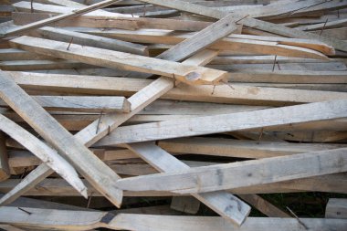 Kullanılan ahşap kurulları ile kaotik yığını çivi. Arka plan. dökümü