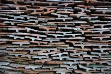 Balya seramik Zona çatı için. Eski seramik çatı kiremitleri, dokulu arka plan yığını. En eski çatı