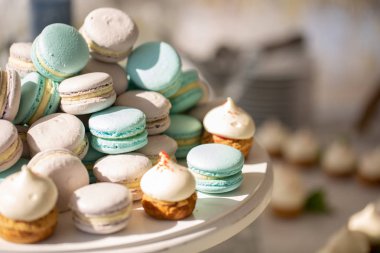 renkli macaroons şenlikli masada. bir restoranda düğün töreni