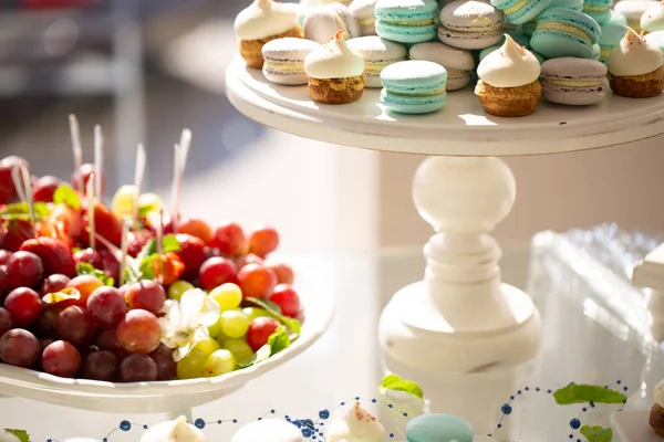 Mesa Sobremesa Deliciosa Saborosa Recepção Casamento Macaroons Cupcakes Uvas Mesa — Fotografia de Stock