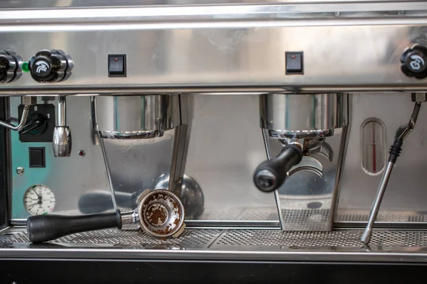 汚いコーヒー Portafilter レストランで使用後のコーヒー マシン — ストック写真