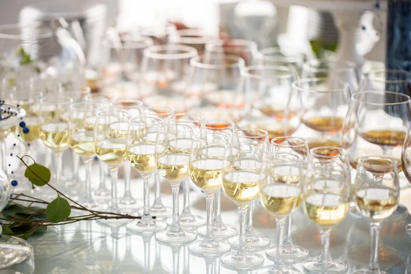 豪華な雰囲気の中でシャンパンのグラスがたくさん 自然光 世俗的なレセプション 結婚式 — ストック写真