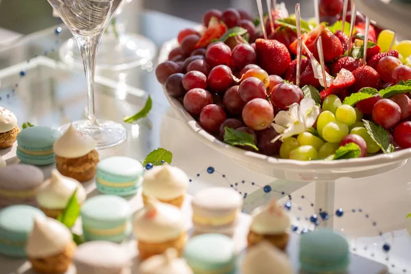 Mesa Casamento Doce Com Bolos Morango Uvas Cima Frutas Recepção — Fotografia de Stock