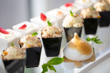 Tatlı büfe doğrultusunda bir büfe masada. laxheri alımı