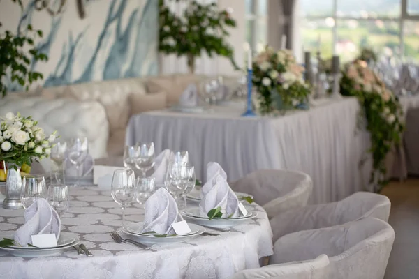 Düğün Sandalye Kapakları Açık Bir Düğünde Restoranda Çiçekli Masa Servis — Stok fotoğraf