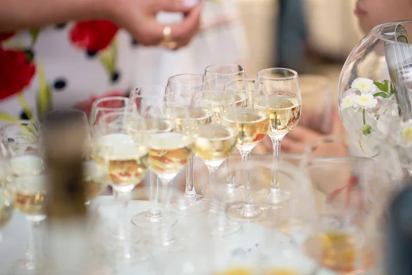 Tampo Mesa Cheio Copos Vinho Branco Espumante Champanhe Espalhe Bebidas — Fotografia de Stock