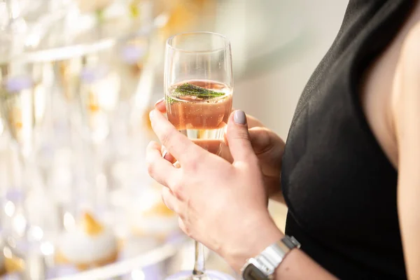 Женщина Держит Бокал Шампанского Тосты Счастливый Праздничный Момент Роскошь Концепции — стоковое фото