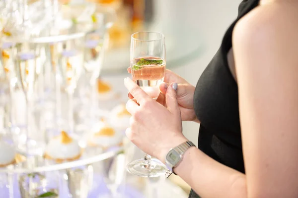 Mulher Segurando Copo Champanhe Brinde Momento Festivo Feliz Conceito Celebração — Fotografia de Stock
