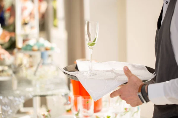 Číšník Drží Tác Nedokončeným Šampaňské Recepci — Stock fotografie