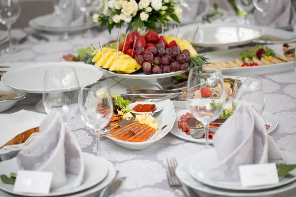 Tavolo Ricevimento Buffet Con Snack Freddi Carne Insalate Frutta Pesce — Foto Stock