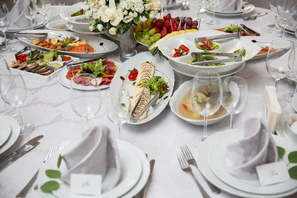 Büfe Masa Saatleri Soğuk Aperatifler Salata Meyve Ile Tablefor Düğün — Stok fotoğraf