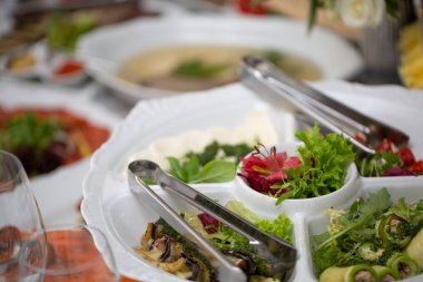 Tablo, farklı kesim ve yemekler restoranda kaplı dekore edilmiş