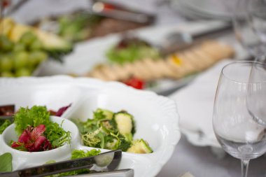 Tablo, farklı kesim ve yemekler restoranda kaplı dekore edilmiş