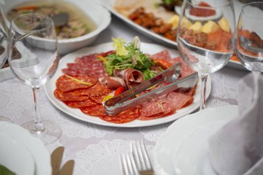 plaka restoran salam dilimlenmiş