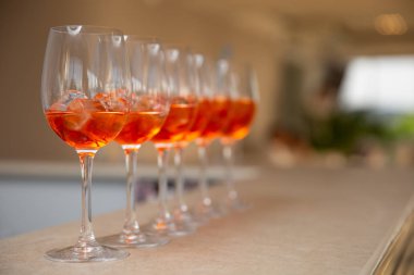 Taze kokteyl portakal, nane ve buz Bar'da, seçici odak ile