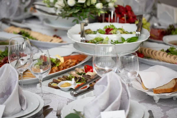 Krásně Zdobené Stůl Pokrytý Střihů Jídla Restauraci — Stock fotografie