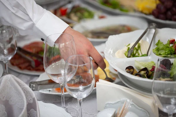 Empresário Mãos Tomando Alimentos Linha Buffet Interior Hotel Luxo Restaurante — Fotografia de Stock