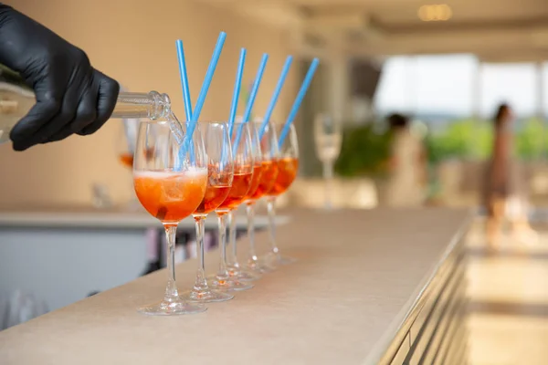 Cocktail Fresco Com Laranja Hortelã Gelo Bar Foco Seletivo — Fotografia de Stock