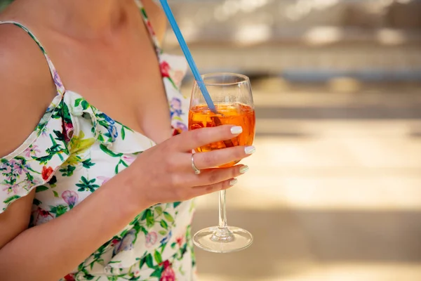 Rapariga Tem Mão Copo Bebida Alcoólica Bebida Verão — Fotografia de Stock