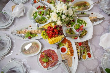 Kahvaltı yemek çeşitli restoran düz içinde yatıyordu. Üstten Görünüm farklı lezzetli aperatifler büfe masada. Menü, Ziyafet, parti, meze kavramı