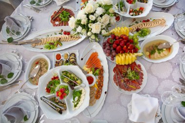 Kahvaltı yemek çeşitli restoran düz içinde yatıyordu. Üstten Görünüm farklı lezzetli aperatifler büfe masada. Menü, Ziyafet, parti, meze kavramı