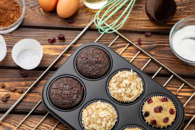 Parlak silikon formlarda muffins yapma işlemi. Pişirme işlemi. Hazırlık aşamasında. Malzemeler ve hazır farklı kek