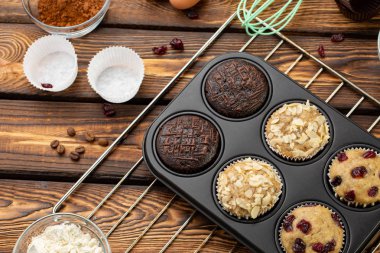 Parlak silikon formlarda muffins yapma işlemi. Pişirme işlemi. Hazırlık aşamasında. Malzemeler ve hazır farklı kek