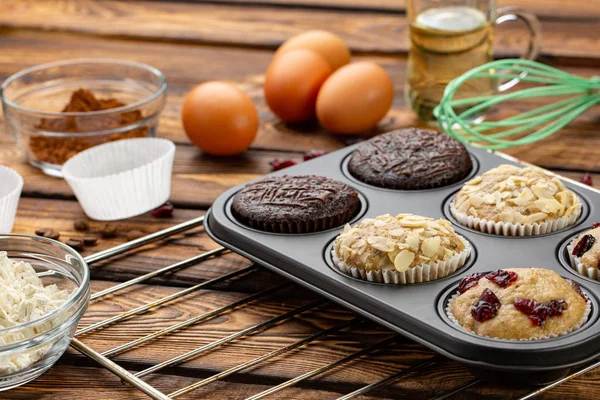 Parlak silikon formlarda muffins yapma işlemi. Pişirme işlemi. Hazırlık aşamasında. Malzemeler ve hazır farklı kek