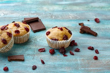 Kek kiraz mavi ahşap arka plan üzerinde yatay ile