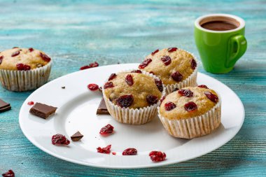 Kek kiraz mavi ahşap arka plan üzerinde yatay ile