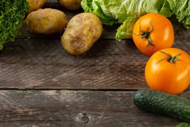 Broun ahşap arka plan üzerinde çeşitli ham organik sebze ile kompozisyon