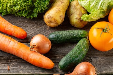 Broun ahşap arka plan üzerinde çeşitli ham organik sebze ile kompozisyon