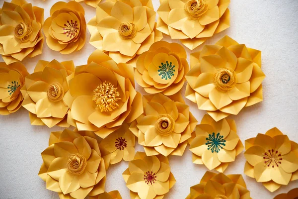 Beyaz zemin üzerine sarı kağıt çiçek çiçek tanzimi. Üstten görünüm. El yapımı çiçek. Bahar, Paskalya, Sevgililer günü.