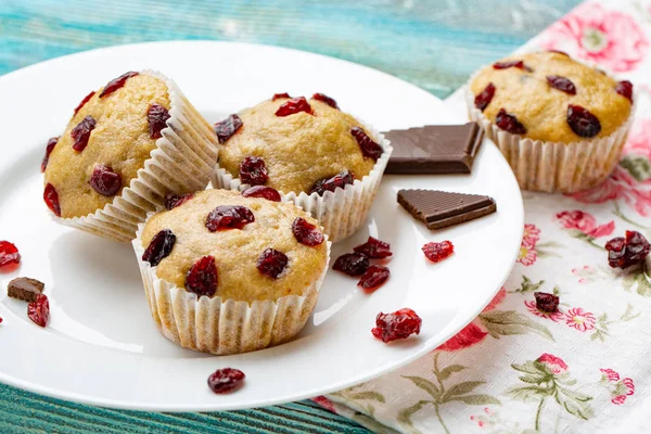 Kek kiraz mavi ahşap arka plan üzerinde yatay ile