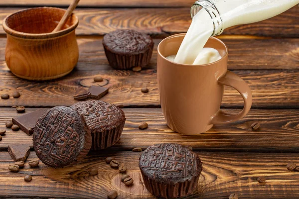 Broun ahşap zemin üzerine Sütlü çikolatalı kek