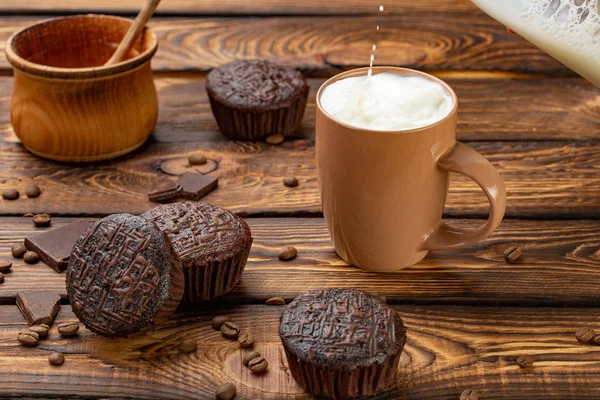 Broun ahşap zemin üzerine Sütlü çikolatalı kek