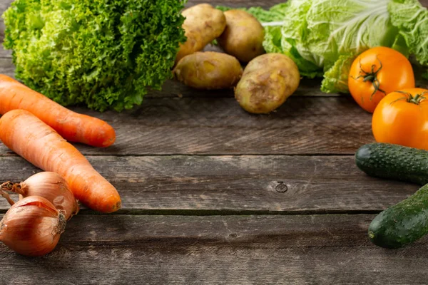 Broun ahşap arka plan üzerinde çeşitli ham organik sebze ile kompozisyon