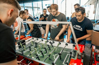Hibe Kickerkicker 10 Haziran 2018 Ligi bar, Kiev, Ukrayna. Aktif erkek ve kadın tablo futbol oyun sırasında eğlenin. Yarışmalar ve ön eleme turu