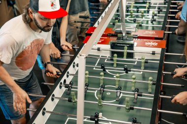 Hibe Kickerkicker 10 Haziran 2018 Ligi bar, Kiev, Ukrayna. Aktif erkek ve kadın tablo futbol oyun sırasında eğlenin. Yarışmalar ve ön eleme turu
