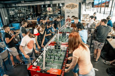 Hibe Kickerkicker 10 Haziran 2018 Ligi bar, Kiev, Ukrayna. Aktif erkek ve kadın tablo futbol oyun sırasında eğlenin. Yarışmalar ve ön eleme turu