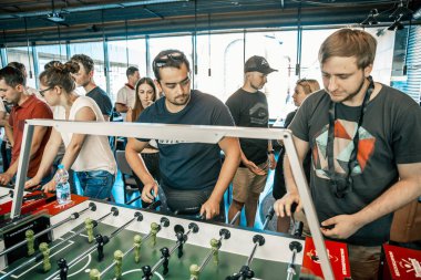 Hibe Kickerkicker 10 Haziran 2018 Ligi bar, Kiev, Ukrayna. Aktif erkek ve kadın tablo futbol oyun sırasında eğlenin. Yarışmalar ve ön eleme turu