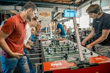 Hibe Kickerkicker 10 Haziran 2018 Ligi bar, Kiev, Ukrayna. Aktif erkek ve kadın tablo futbol oyun sırasında eğlenin. Yarışmalar ve ön eleme turu