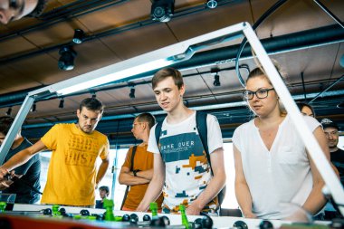 Kiev, Ukrayna, hibe Kickerkicker 10 Haziran 2018 Ligi fotoğraf. Aktif erkek ve kadın tablo futbol oyun sırasında eğlenin. Yarışmalar ve ön eleme turu