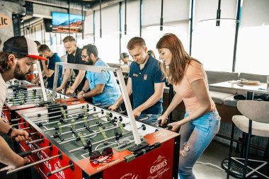 Kiev, Ukrayna, hibe Kickerkicker 10 Haziran 2018 Ligi fotoğraf. Aktif erkek ve kadın tablo futbol oyun sırasında eğlenin. Yarışmalar ve ön eleme turu