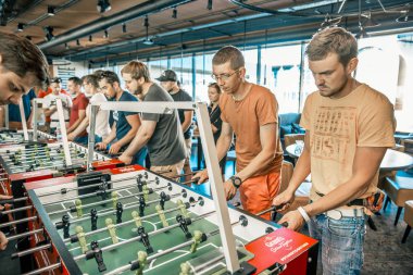 Kiev, Ukrayna, hibe Kickerkicker 10 Haziran 2018 Ligi fotoğraf. Aktif erkek ve kadın tablo futbol oyun sırasında eğlenin. Yarışmalar ve ön eleme turu