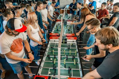 Kiev, Ukrayna, hibe Kickerkicker 10 Haziran 2018 Ligi fotoğraf. Aktif erkek ve kadın tablo futbol oyun sırasında eğlenin. Yarışmalar ve ön eleme turu