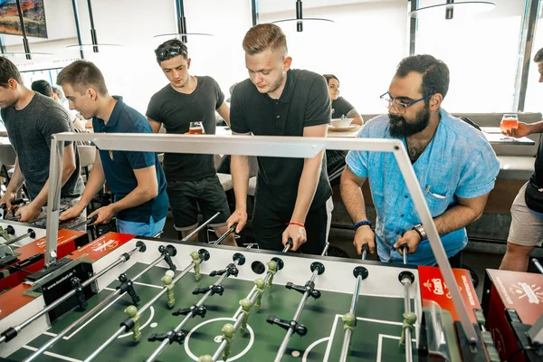 Kiev, Ukrayna, hibe Kickerkicker 10 Haziran 2018 Ligi fotoğraf. Aktif erkek ve kadın tablo futbol oyun sırasında eğlenin. Yarışmalar ve ön eleme turu