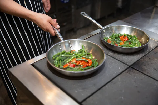 Izgara sebze hazırlanması işlemidir. Sebze ızgara tava üzerinde. Şef'in eller. kuşkonmaz ve profesyonel mutfak Bulgar biber
