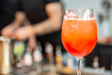 Barmen onun kokteyl nane ile dekorasyon bitirdi. turuncu buzla kokteyl