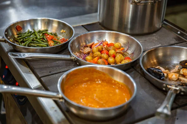 Profesyonel mutfak tavada sebze hazırlama Şef. İş, sağlıklı, gıda kavramı.